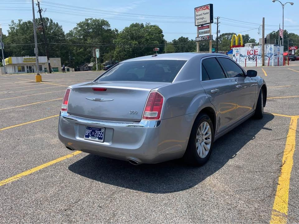2014 Chrysler 300 Base photo 9