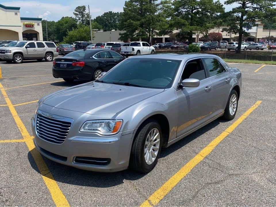 2014 Chrysler 300 Base photo 2