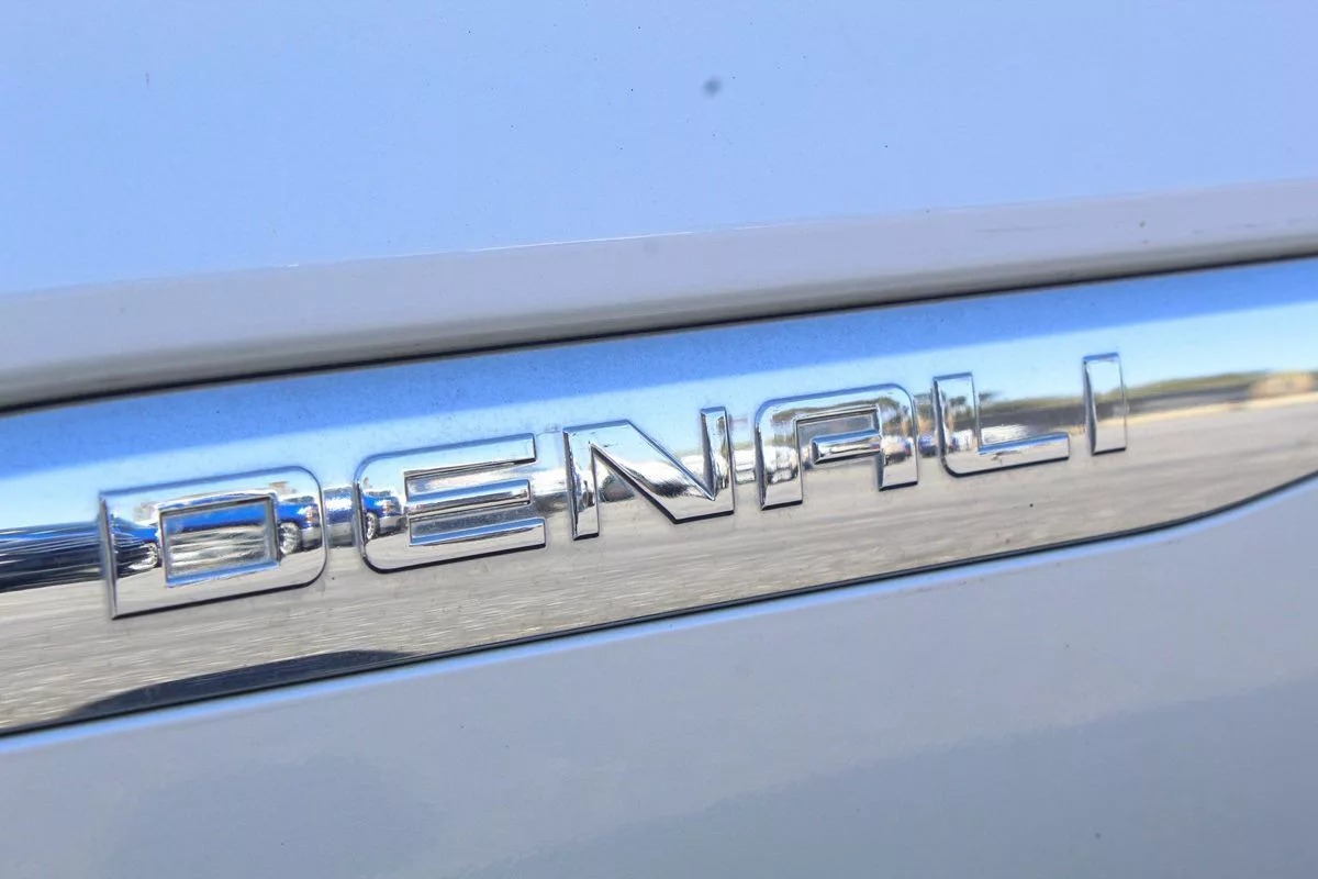 2017 GMC Acadia Denali photo 16