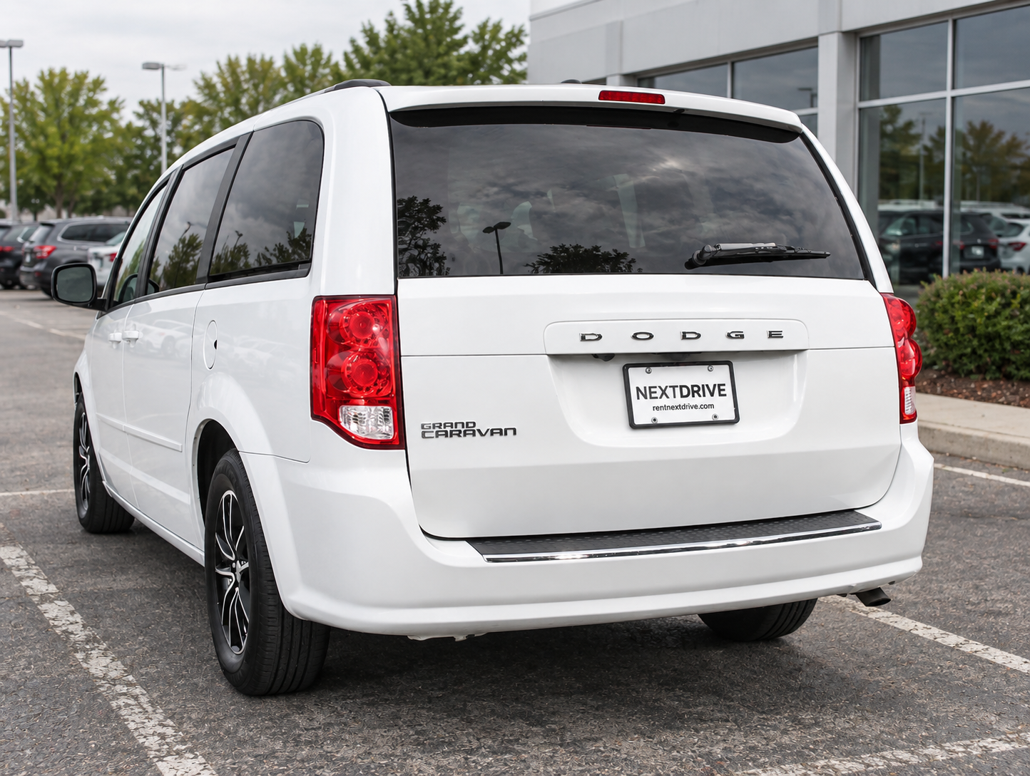 White 2017 Dodge Grand Caravan 3.6L SXT photo 6