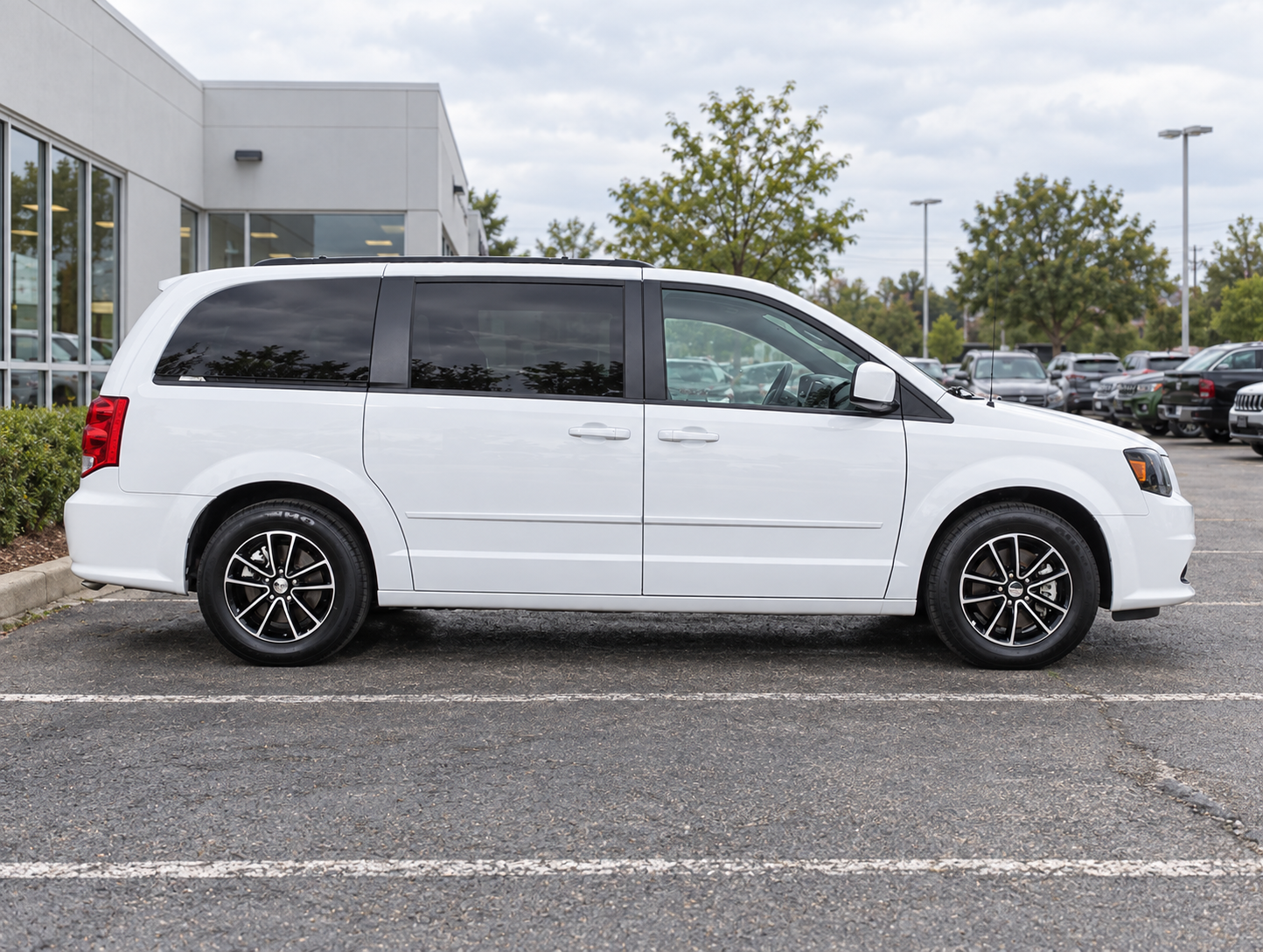 White 2017 Dodge Grand Caravan 3.6L SXT photo 5