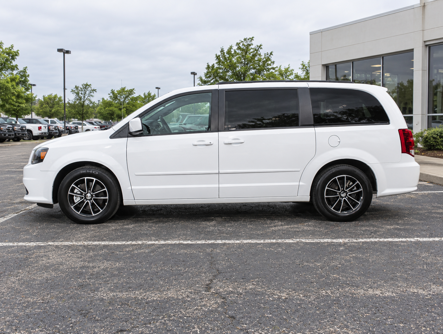 White 2017 Dodge Grand Caravan 3.6L SXT photo 2