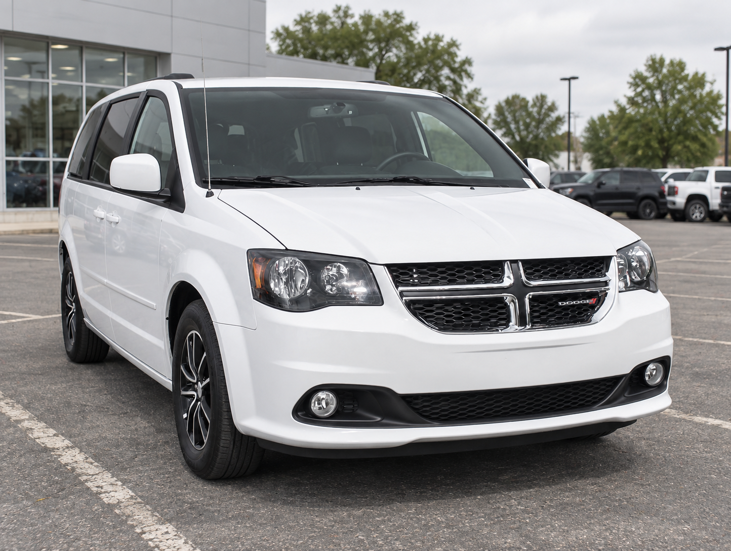 White 2017 Dodge Grand Caravan 3.6L SXT photo 4