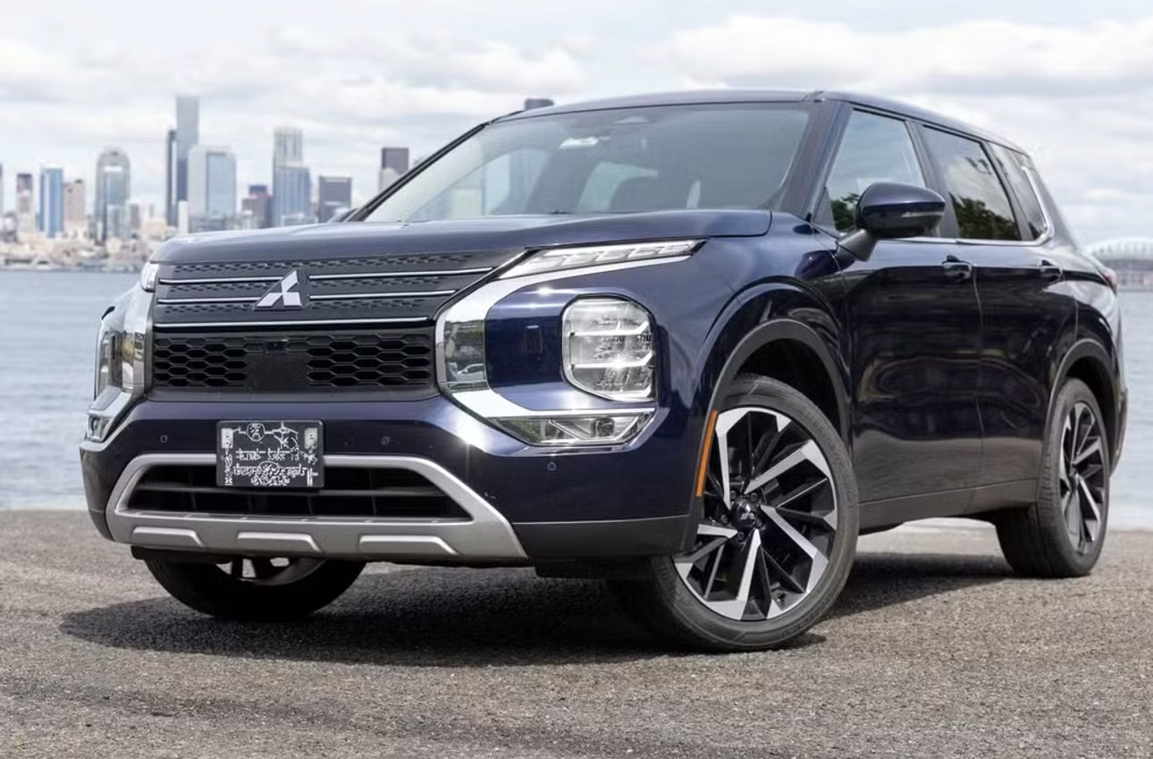 2024 Mitsubishi Outlander SE photo 2