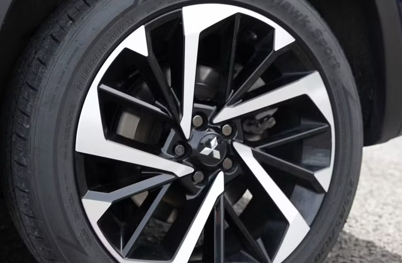 2024 Mitsubishi Outlander SE photo 16