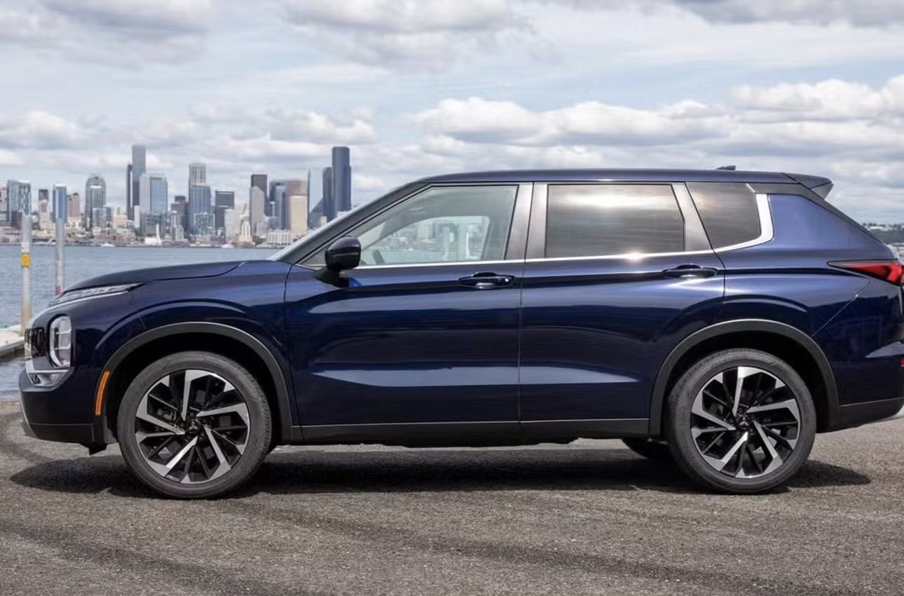 2024 Mitsubishi Outlander SE photo 5
