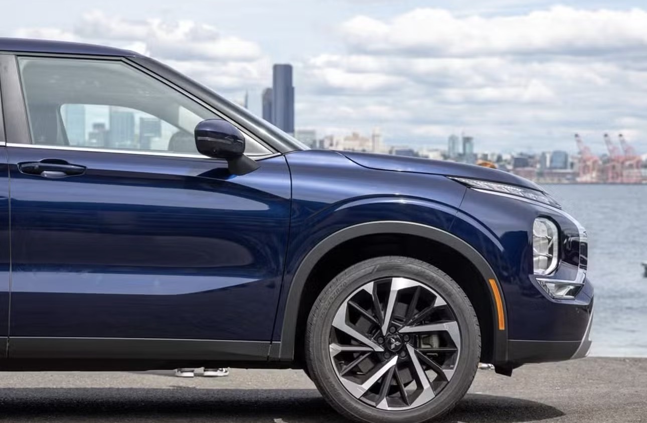 2024 Mitsubishi Outlander SE photo 8