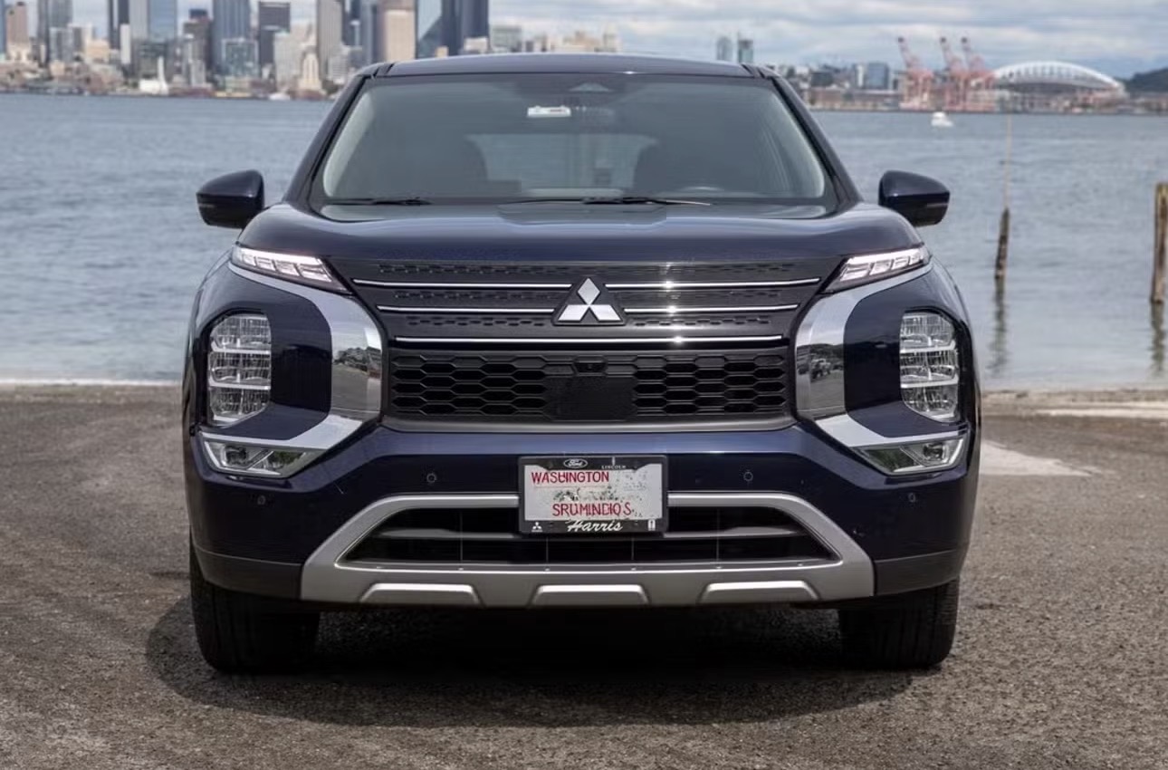 2024 Mitsubishi Outlander SE photo 3