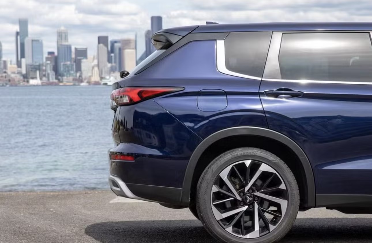 2024 Mitsubishi Outlander SE photo 9